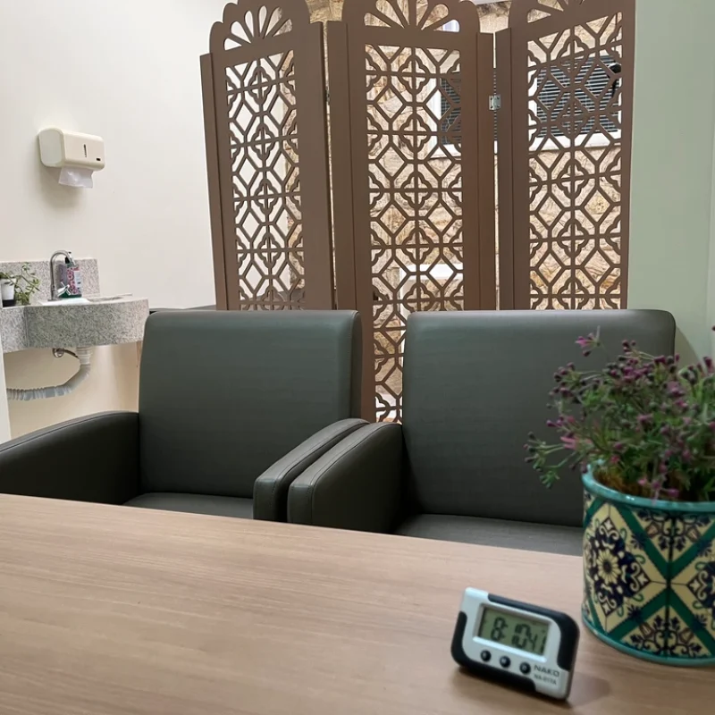sala-3-mesa-e-relogio.webp